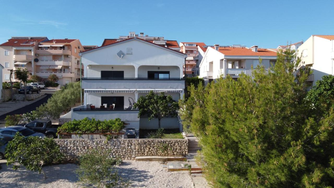 Villa Ami Kustici Luaran gambar